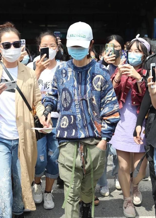 姐姐团综为避嫌分批抵达？录制地竟在海岸设保安，网友评论太爆笑