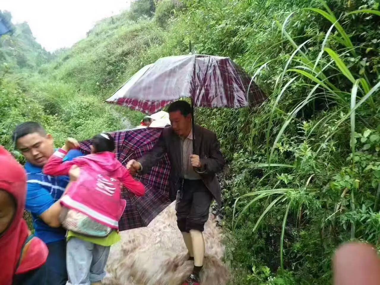 仁怀暴雨如注 大山里老师接孩子上学_【快资讯