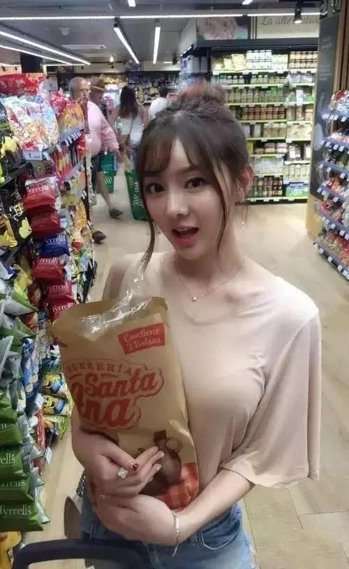 一看妹子就是个吃货,还抱着就自拍,实在服了你啊