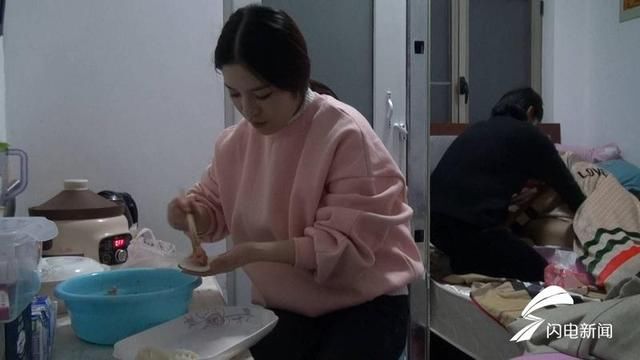 80秒丨“搬砖姐”秦玉瓶的新年:有弟弟在的地方就是家