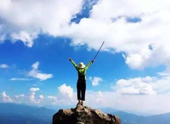 今年夏天热情似火，属性阴火的生肖蛇正在再接再厉，直奔人生巅峰