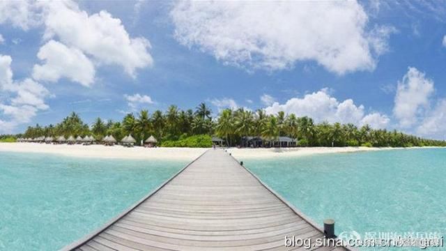 马尔代夫位置图 马尔代夫地图 马尔代夫共和国(The Republic of Maldives),通称马尔代夫,古称溜山,东北与斯里兰卡相距675公里,北部与印度的米尼科伊岛相距约113公里,南方约900公里为英属印度洋领地迪戈加西亚岛,南部的赤道海峡和一度半海峡为海上交通要道。陆地面积298平方公里(比中国第五大岛海坛岛略大),是亚洲最小的国家,也是世界上最大的珊瑚岛国;人口42.