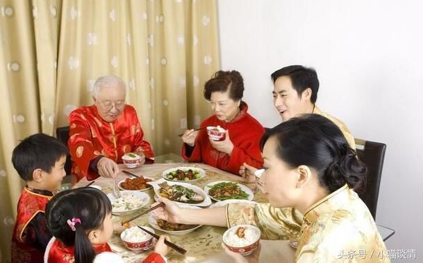 去闺蜜家吃饭，她老公总是掉筷子，我低头一看，让闺蜜赶紧离婚