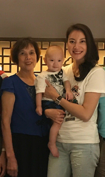 林丹1岁儿子近照,脚穿妈妈肉色丝袜太接地气,身体白胖像谢杏芳_【今日爆点】