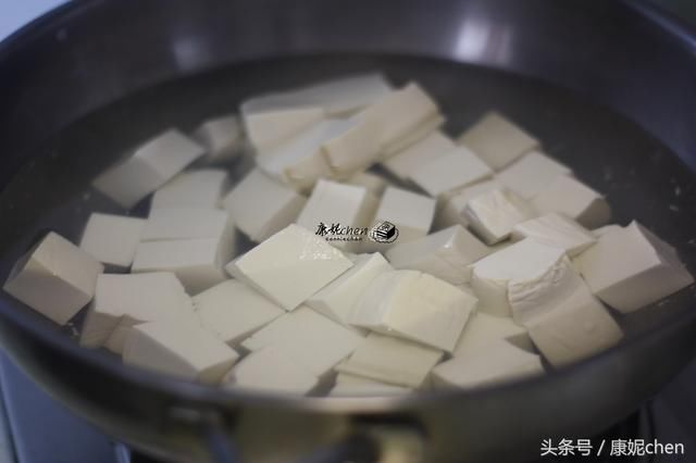 豆腐和它们是黄金搭档，用这方法豆腐又香又滑，一家老少都很爱吃