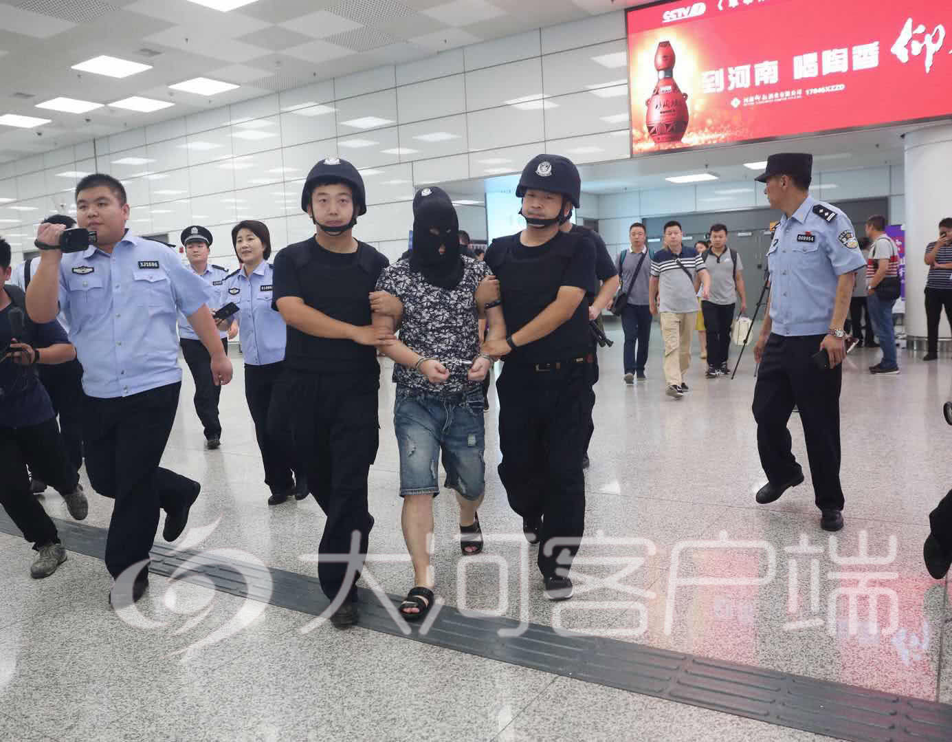 警方v警方1.3亿元逃往郑州,缅甸男子万里"猎狐"穿越成电视剧女配图片