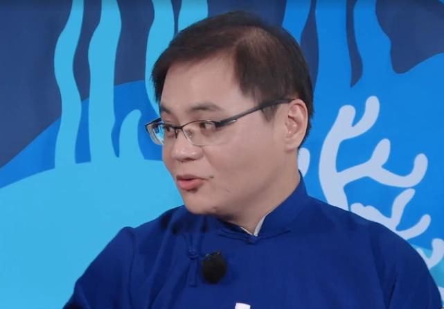 德云社团综高峰顶替于谦,指点江山坐姿霸气,郭德纲都像他的跟班
