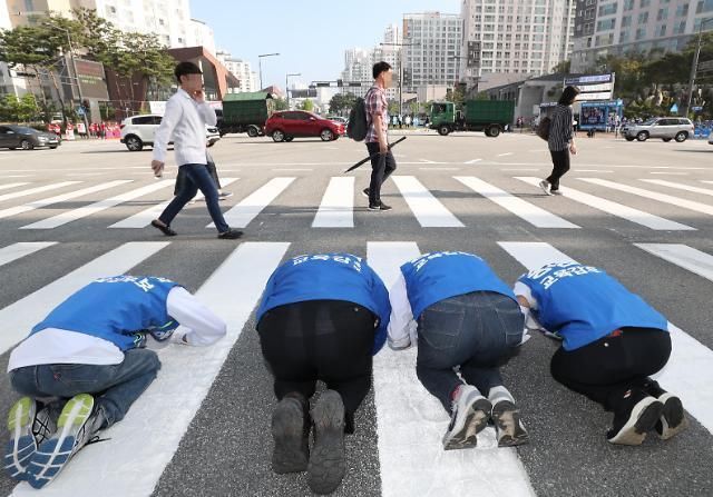 心碎！韩国候选人们下跪磕头求选票 路人视而不见