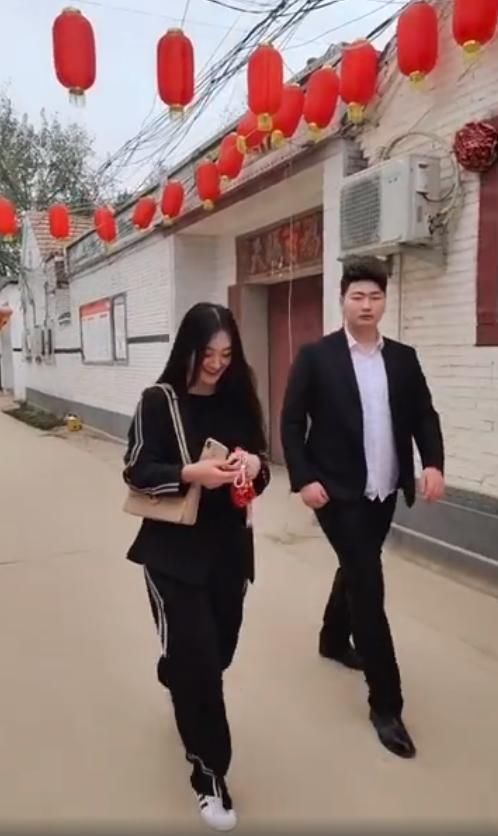 大衣哥儿媳遭村民围观！婆婆怒指邻居急救场，丈夫紧跟身后不说话