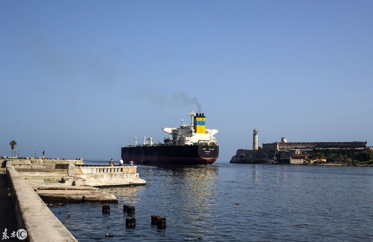 古巴哈瓦那的一家炼油厂卸货后,原油油轮驶离