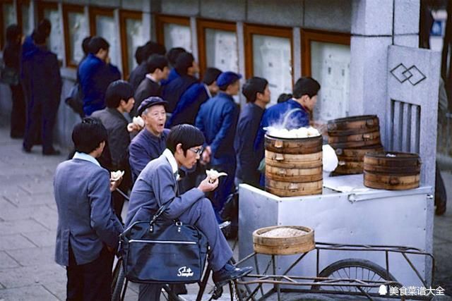 难得一见老照片:80年代外国游客拍摄的中国小吃,你吃过哪些?