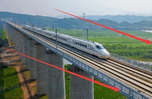 四川到重庆又建一条新铁路,沿途共设10站点,于