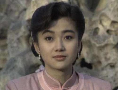 她是最令人惋惜的琼瑶女郎，与洪欣神似，和男友参观火山双双坠亡
