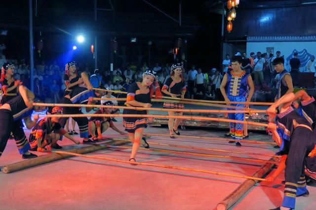 广西巴马看瑶族花式跳竹竿