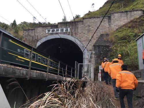 连续6年留守过年的铁路电力“守山人”