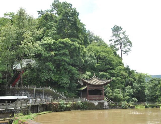 挂在城里的天然飞瀑 国内独一无二