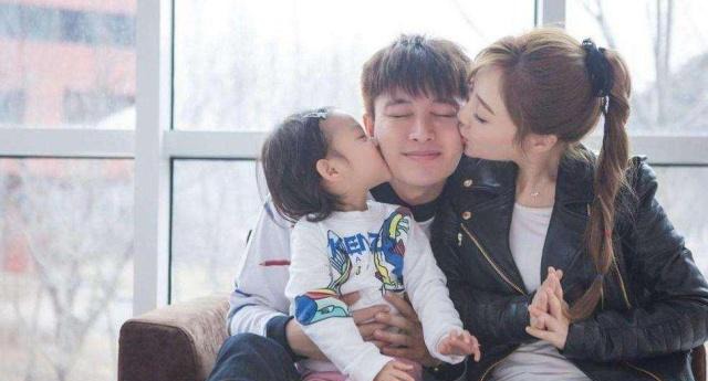 贾乃亮和李小璐婚姻状况成谜,离还是没离?只有