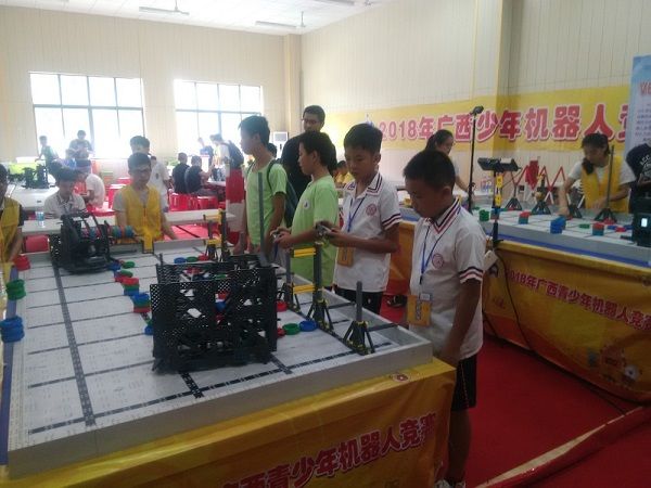 田阳县第一小学在2018年广西青少年机器人竞