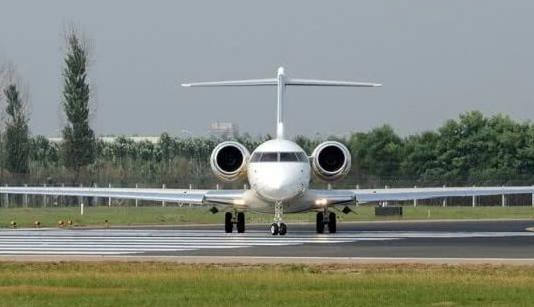 他16岁当木匠,如今全球富豪榜上有名,各种豪车