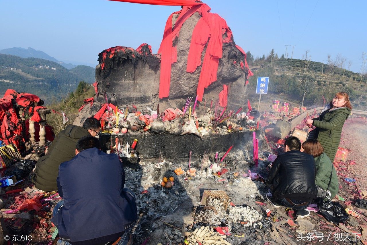 湖北这块3米高的青石，被称之为“神石”，每年吸引香客万余名