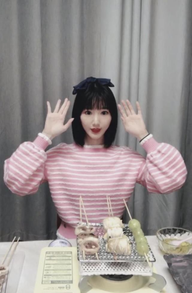 毛晓彤直播烧烤翻车，粉色横纹毛衣甜美动人，演绎秋季柔美风尚
