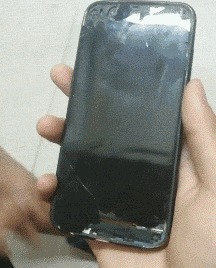搞笑gif动态图:华为机,就是耐摔啊!都七零八落了叫包表鹅情图片