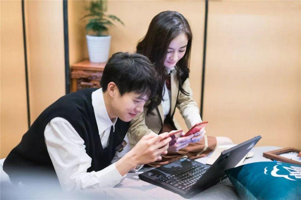 看到魏大勋和偶像杨幂坐在一起玩手机,网友想