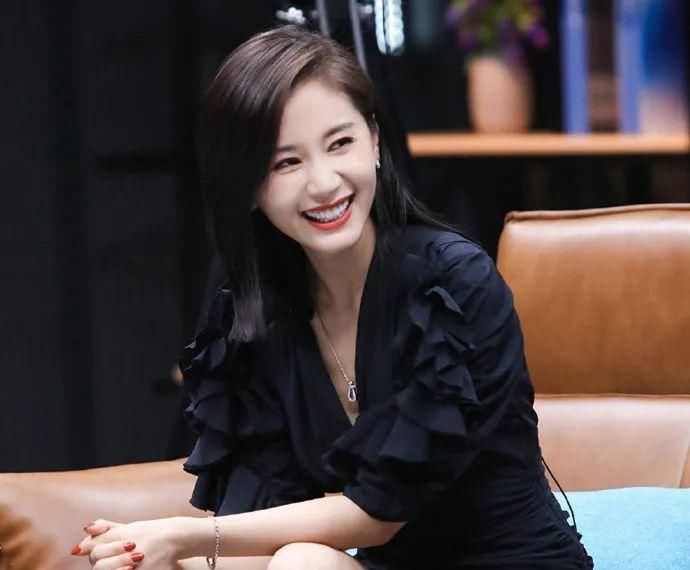 有一种变脸叫王子文留长发，本以为没了长发灵气，结果美翻了