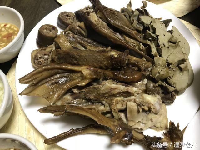 在芭堤雅过新年，泰国亲戚下厨做了一桌“年夜饭”，鱼咋不刮鳞？