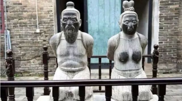 跪在秦桧旁边的雕像,胸都被游客抹黑了,他的后代看不下去了! 凯旋门棋牌下载