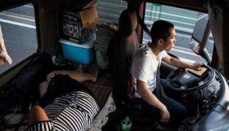 为何长途货车司机都会带一个女人出行？说出来你都不信