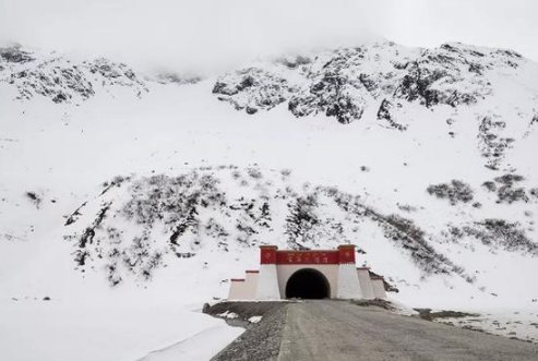 厉害了我的国!57年修了一条天路,伤亡上百人,今年刚通车,直通