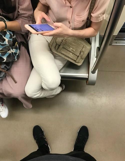 搞笑图片笑话段子:只顾得玩手机,一不小心撞到玻璃门上了