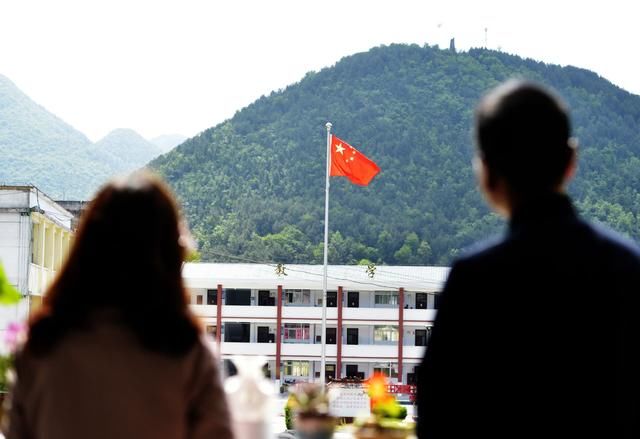 最美少女深山被提拔为副乡村,依然回局长坚守美胸教师的初中图片
