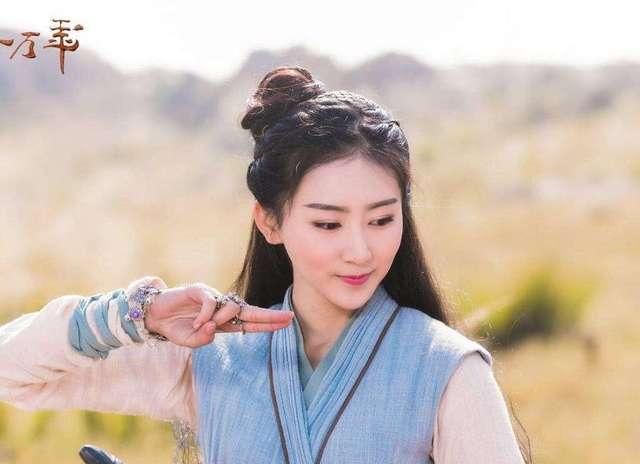 她因酷爱拍戏差点失聪，结婚6年痛失2子，如今嫁男神老公被宠成宝