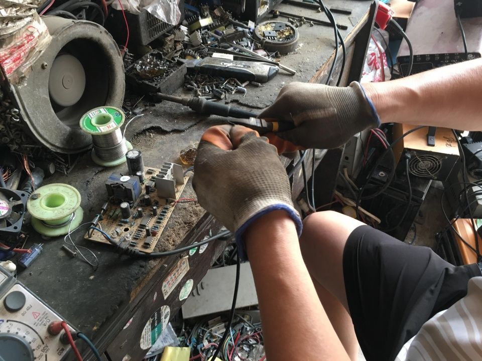 菏泽有一位师傅,维修电动车充电器18年,一天最