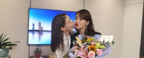 38岁高露杀青宴真放得开，穿衬衫配长裤，跟陈紫函玩亲嘴美得不敢看