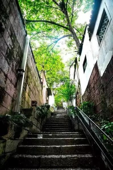 旧时禅房,如今小筑,出门十步便是西湖