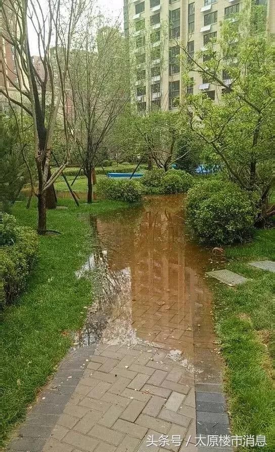 太原保利地产匆匆交房，业主们却欲哭无泪！下雨后工人用铁锹排水