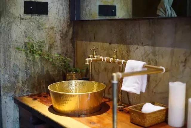 从废弃小学到绝美民宿！千亩稻田环绕、山泉水无边泳池，这间酒店