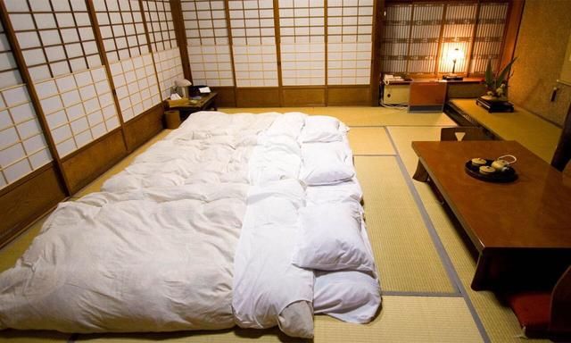 日本人为什么睡在地上,而不是睡在床上?看完长