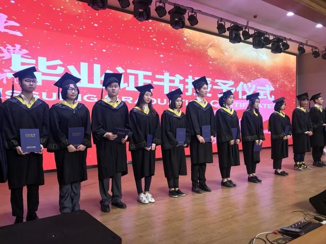 武汉六中国际部50多名学生被世界百强大学录