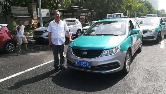 考生忘带身份证 给力的哥闯红灯成功送考!