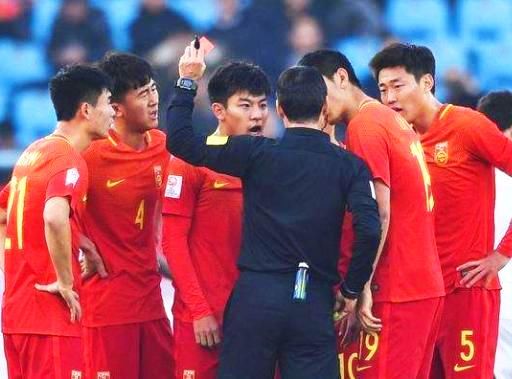 中国举办足球赛结果闹乌龙?国足不仅被黑被罚