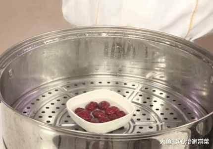 你知道经常喝小米粥的好处吗? 其实往小米粥里加入这个会更好吃哦