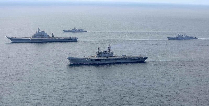 印度双航母编队气势吓人,防空能力极差辉煌不