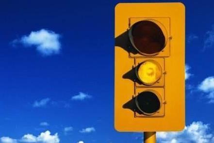 开车在黄灯最后一秒时通过路口,算闯红灯吗?