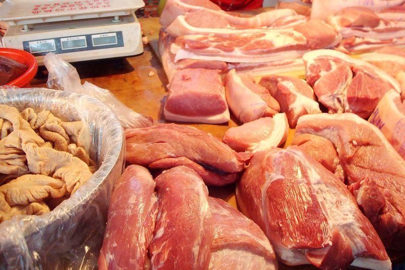 谁说新疆人过年不吃猪肉，就是越过年越便宜，24元一公斤随便挑