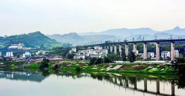 四川达川最大的镇,拥有机场和铁路,还有植物园景区