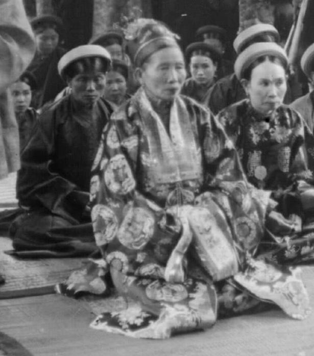百年前越南末代王朝诰命夫人真实照片,衣着华